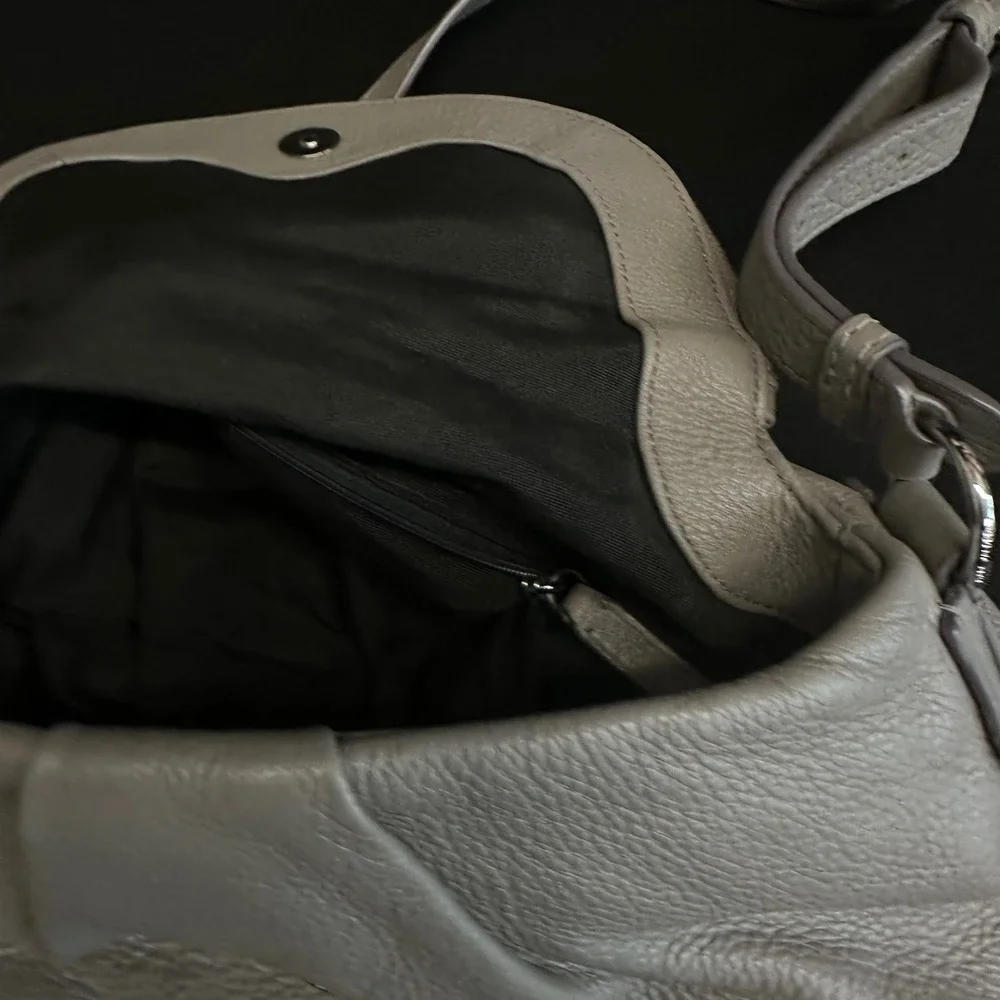 Marc Jacobs Grey Pebbled Leather Crossbody Bag Silver Logo Plaque Slouchy Hobo